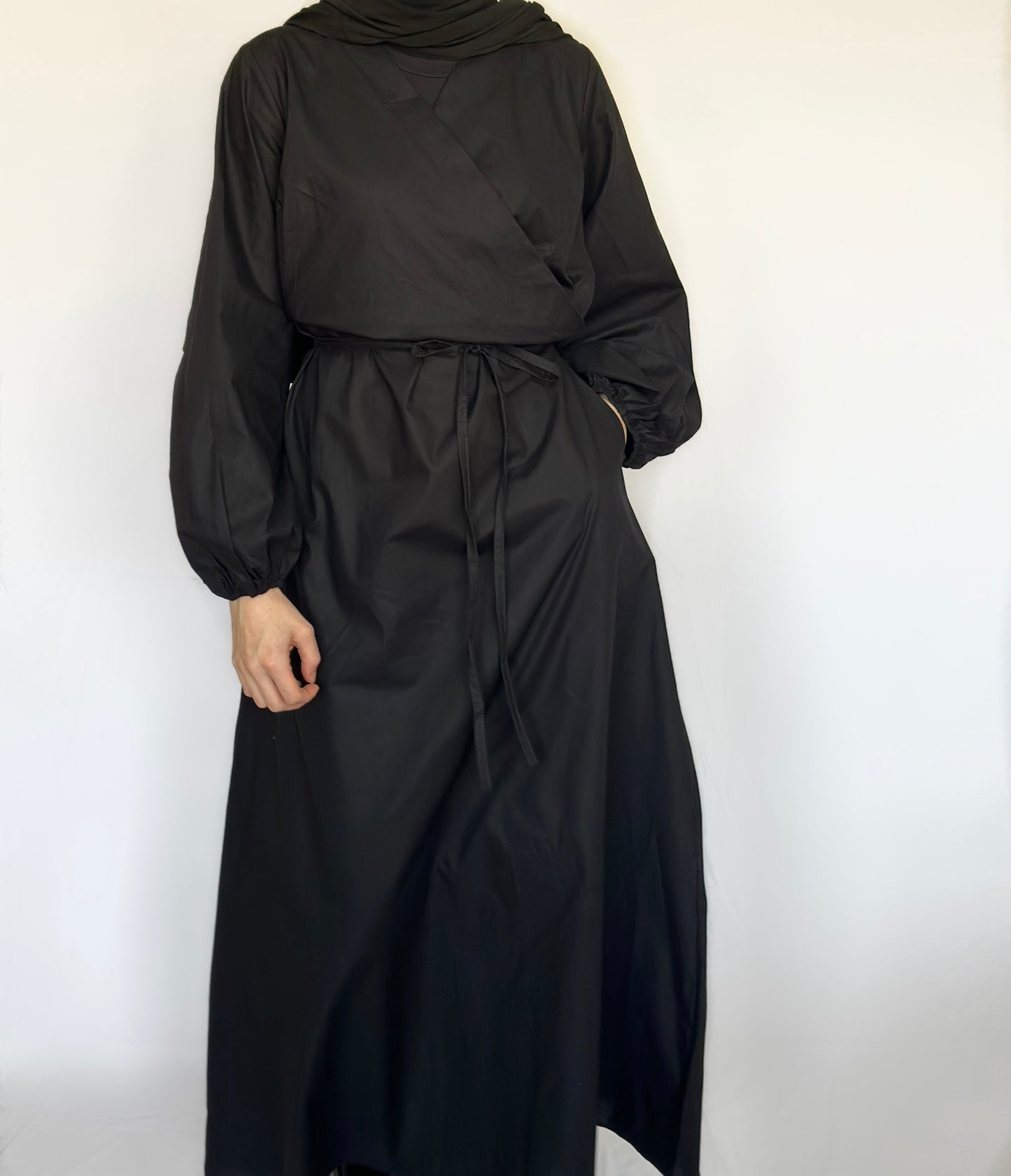 Zwarte katoenen maxi jurk van ByLiya, elegante, stijlvolle en modest jurk voor elke gelegenheid.