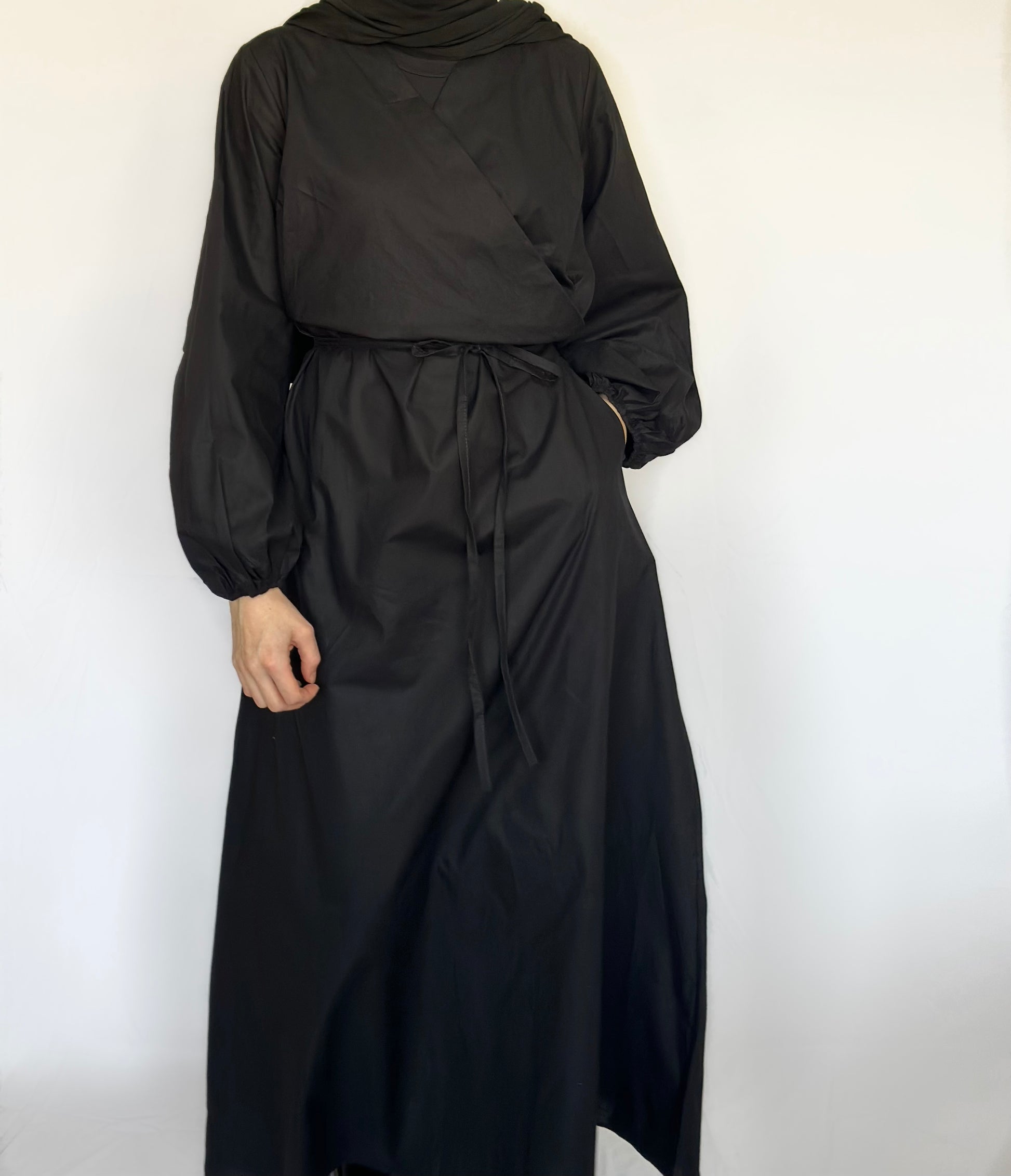 Zwarte katoenen maxi jurk van ByLiya, elegante, stijlvolle en modest jurk voor elke gelegenheid.