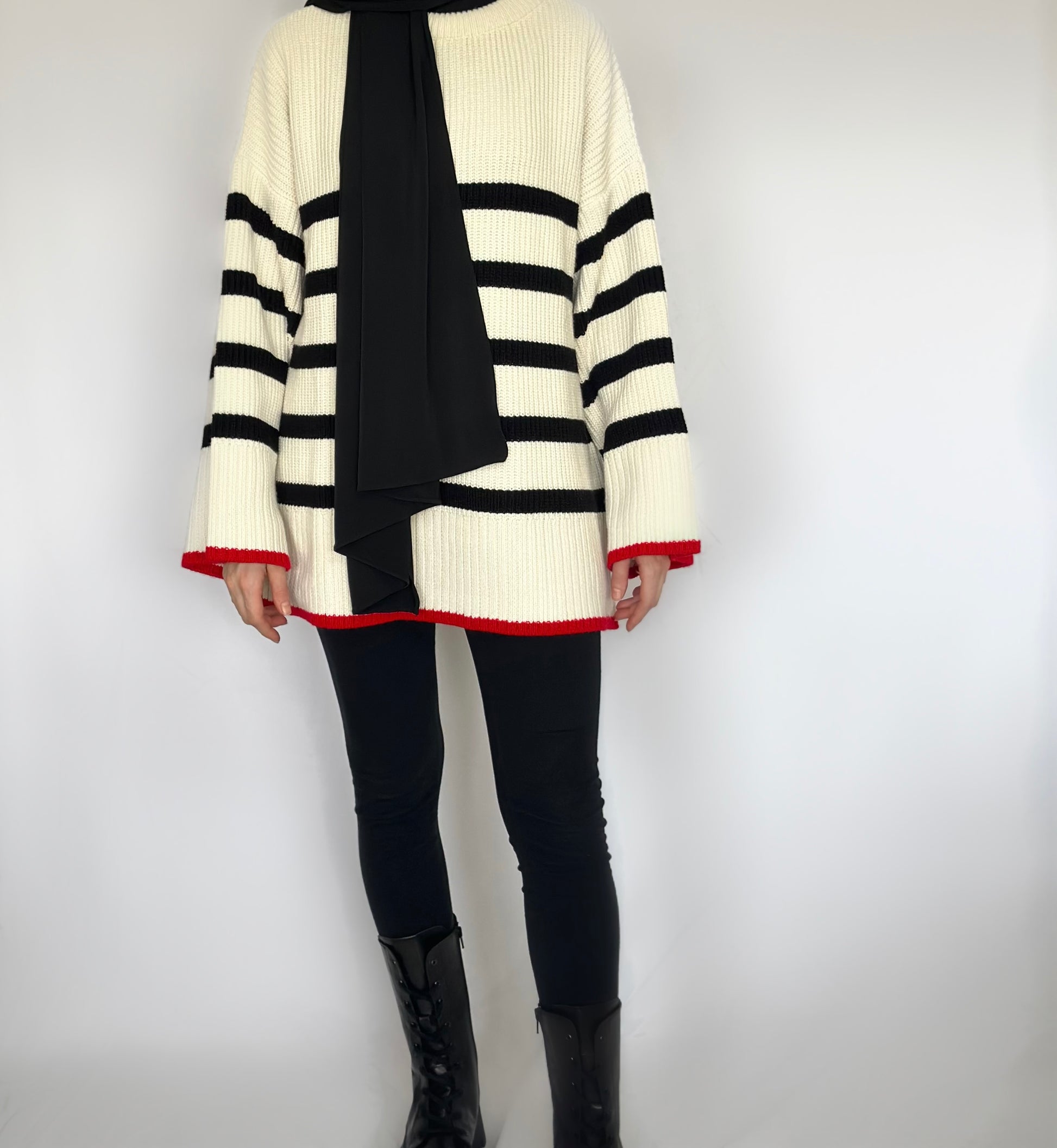Oversized warme wollen trui van ByLiya, beige met zwarte horizontale strepen en rode randen voor een stijlvolle en comfortabele look.