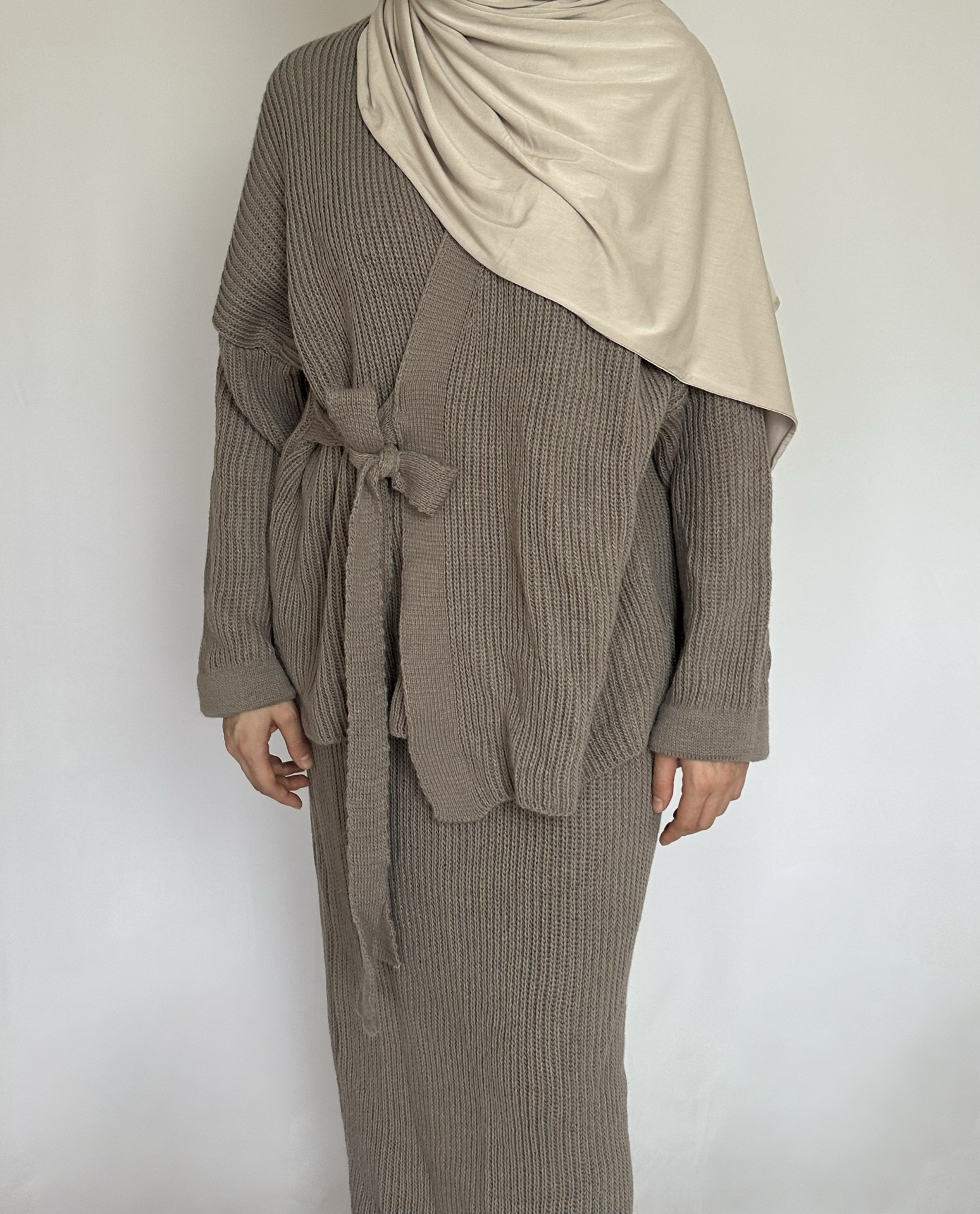 2-delige taupe set van ByLiya, bestaande uit een wikkeltrui en bijpassende maxi rok, beide van wol voor een warme en stijlvolle look.