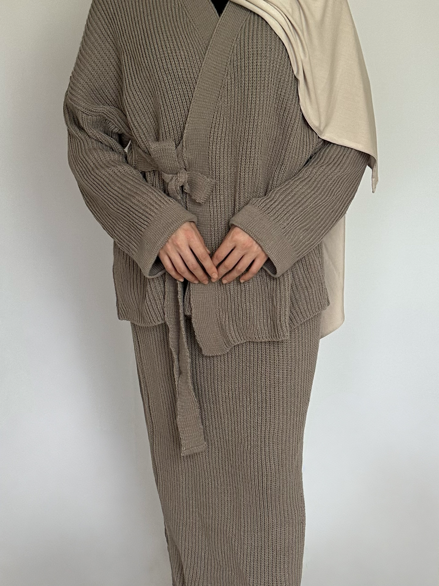 2-delige taupe set van ByLiya, bestaande uit een wikkeltrui en bijpassende maxi rok, beide van wol voor een warme en stijlvolle look.