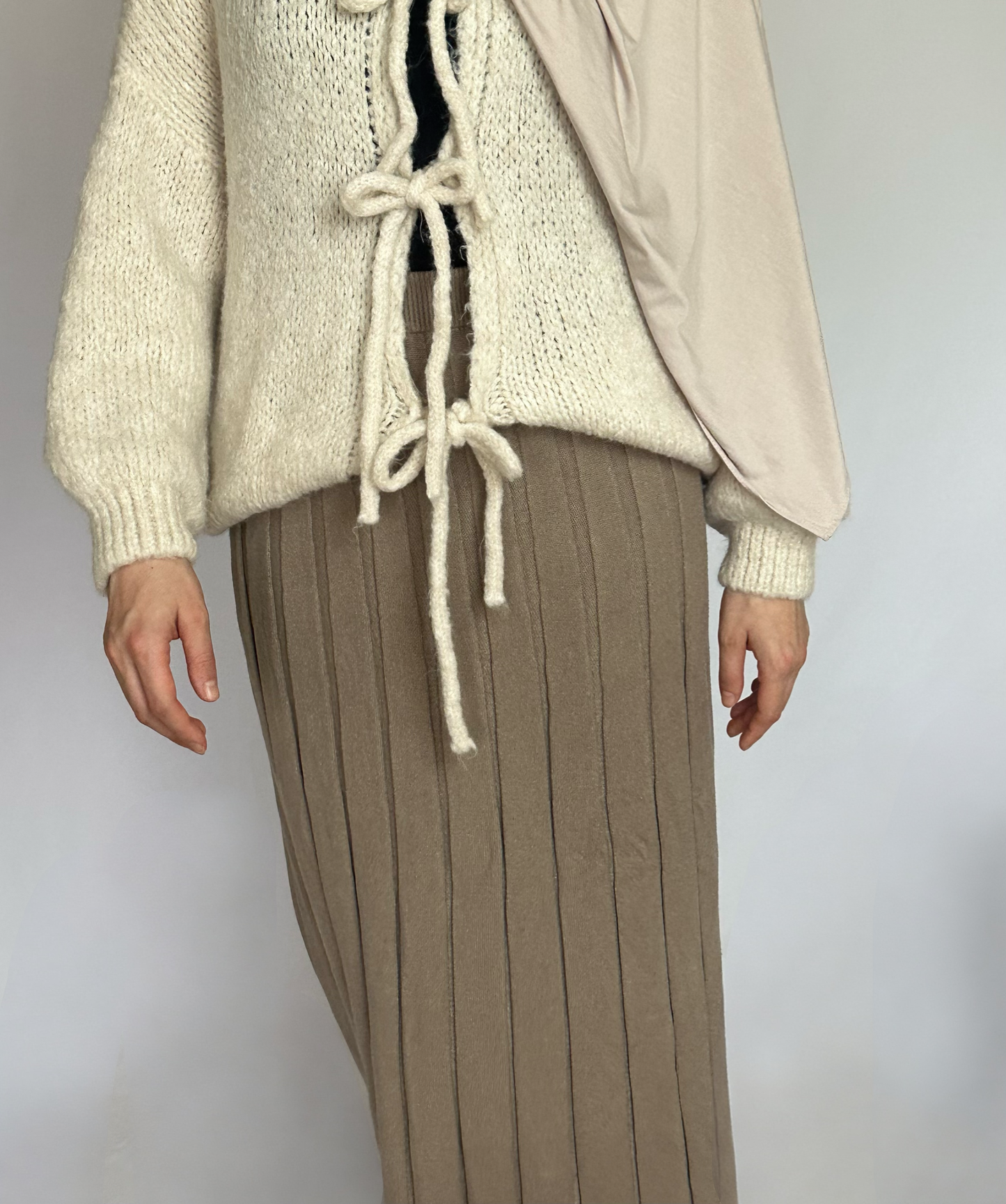 Taupe maxirok van ByLiya, recht model, perfect voor de herfst en winter met een stijlvolle, comfortabele pasvorm.