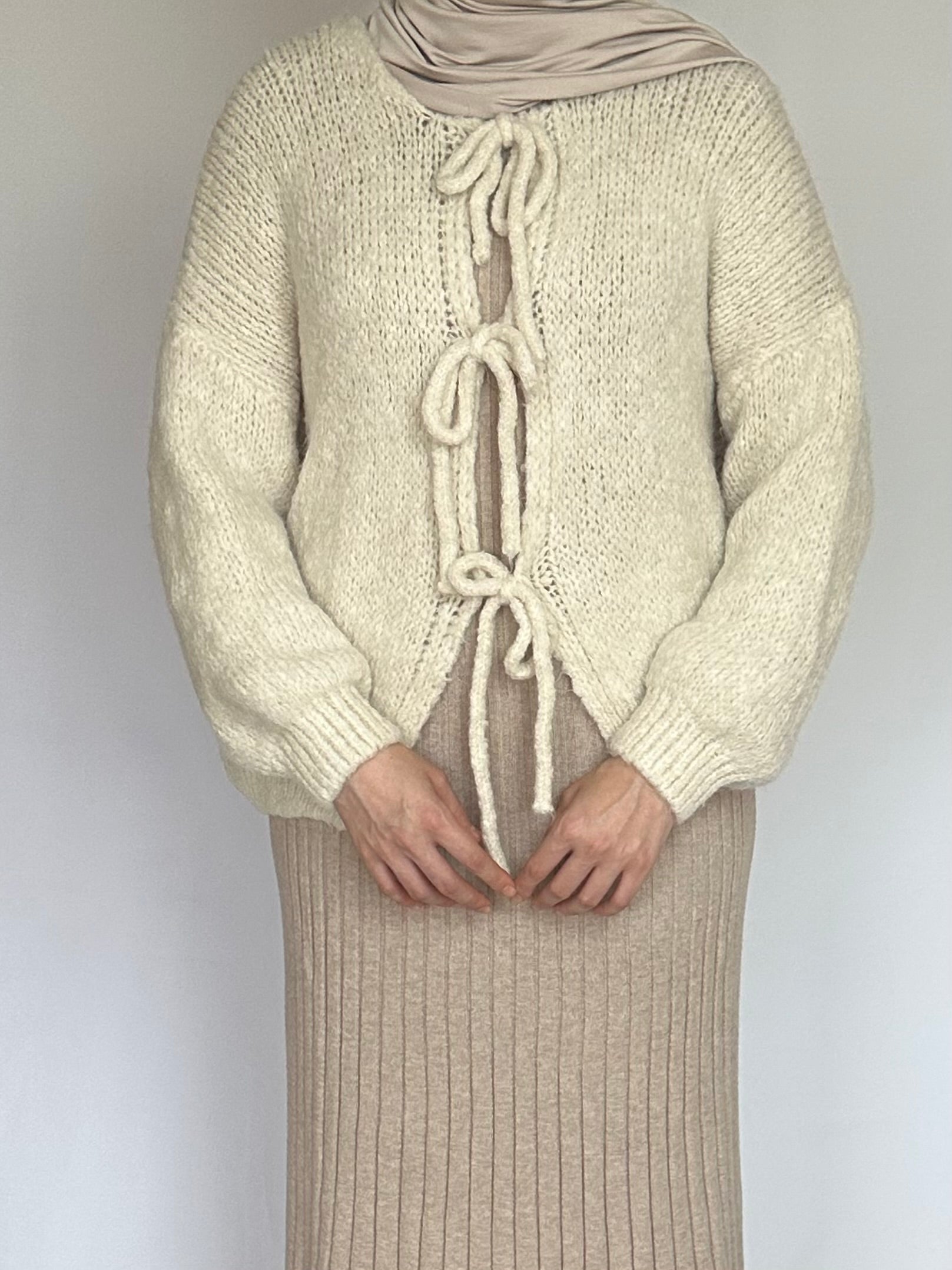 Aiza oversized wollen vest van ByLiya, beige en heerlijk warm, met een tijdloos design voor een comfortabele en stijlvolle look.