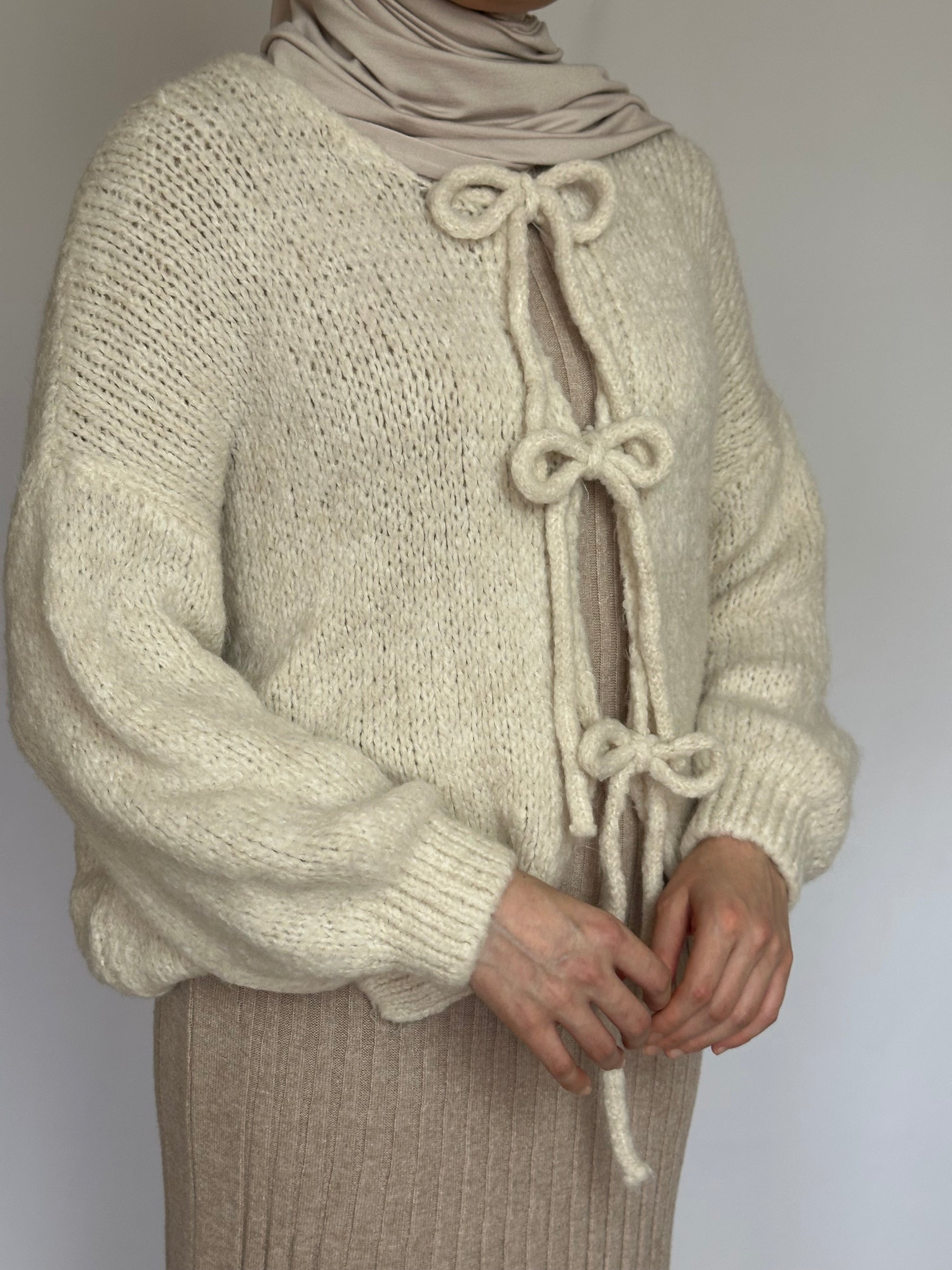 Aiza oversized wollen vest van ByLiya, beige en heerlijk warm, met een tijdloos design voor een comfortabele en stijlvolle look.