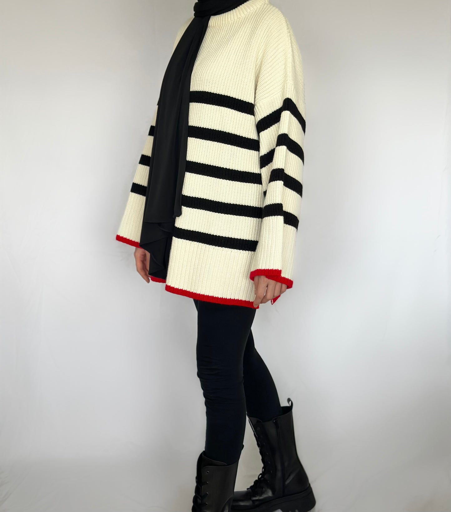 Oversized warme wollen trui van ByLiya, beige met zwarte horizontale strepen en rode randen voor een stijlvolle en comfortabele look.