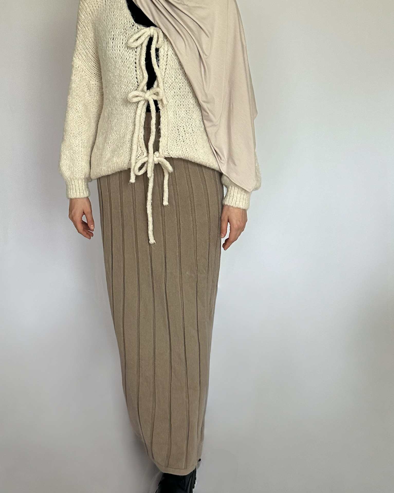 Taupe maxirok van ByLiya, recht model, perfect voor de herfst en winter met een stijlvolle, comfortabele pasvorm