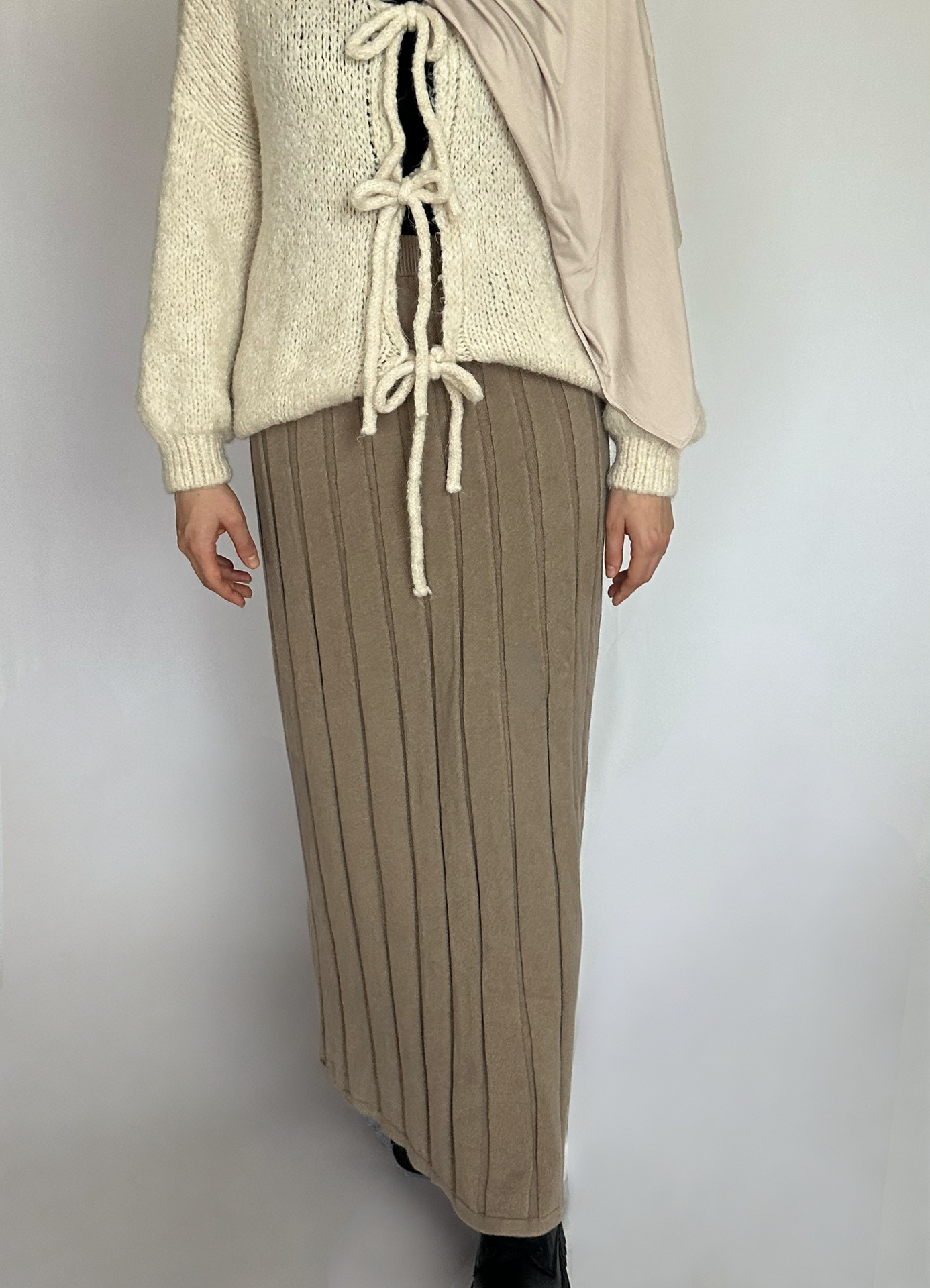 Taupe maxirok van ByLiya, recht model, perfect voor de herfst en winter met een stijlvolle, comfortabele pasvorm