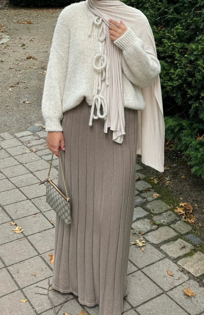 Model draagt de Farah maxi rok van ByLiya, gestyled met het Aiza wollen vest voor een comfortabele en modest look.