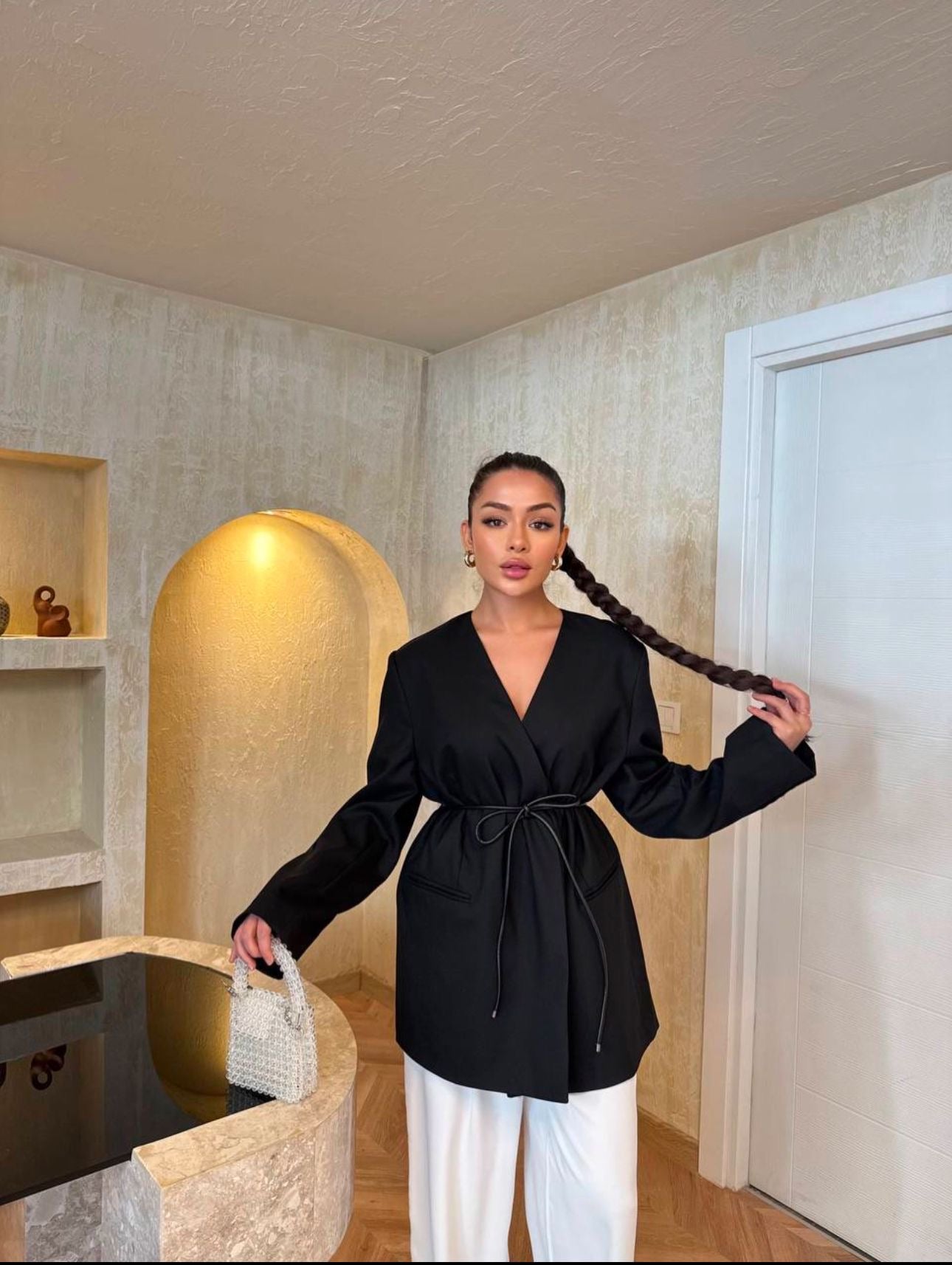 Oversized blazer met ceintuur, lange mouwen en brede schouders – een stijlvolle en moderne modest look met een losvallende pasvorm.