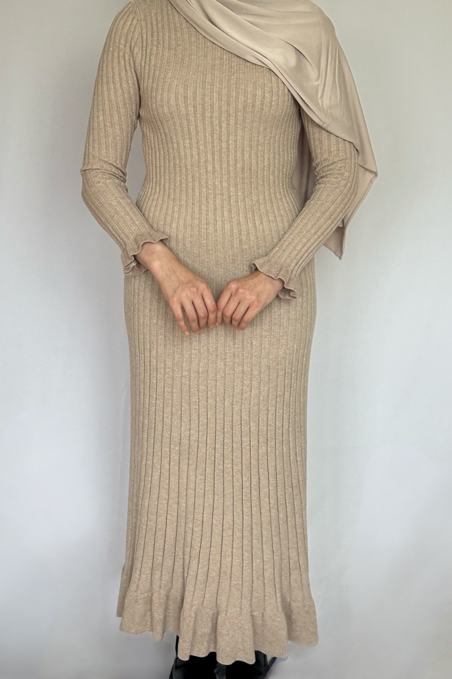 Nauwsluitende taupe maxi jurk van ByLiya, lange mouwen voor een tijdloze en chique uitstraling.