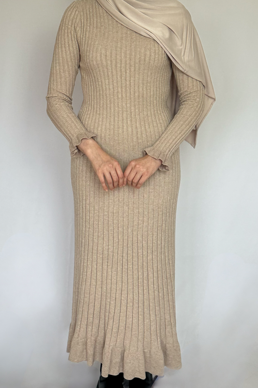 Nauwsluitende taupe maxi jurk van ByLiya, lange mouwen voor een tijdloze en chique uitstraling.