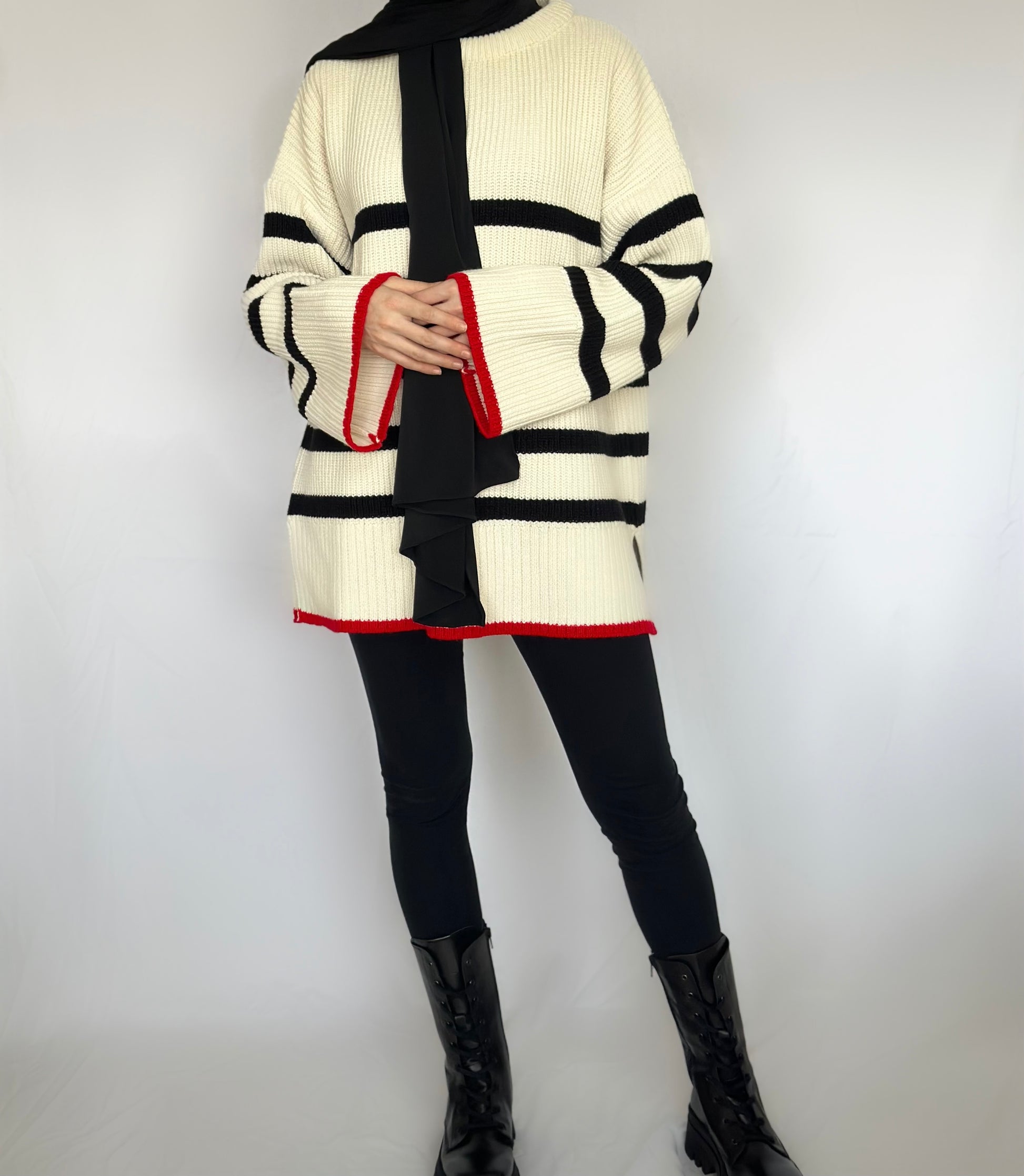 Oversized warme wollen trui van ByLiya, beige met zwarte horizontale strepen en rode randen voor een stijlvolle en comfortabele look.