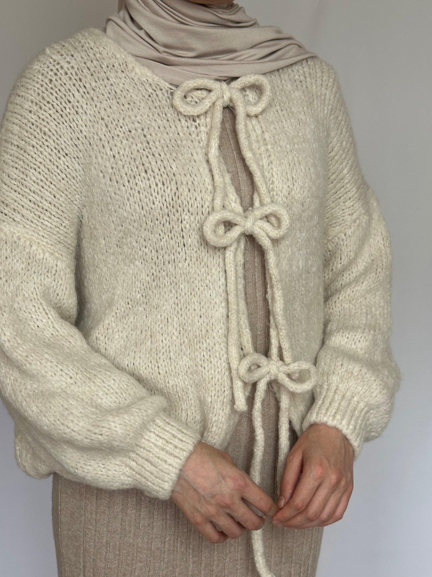 Aiza oversized wollen vest van ByLiya, beige en heerlijk warm, met een tijdloos design voor een comfortabele en stijlvolle look.