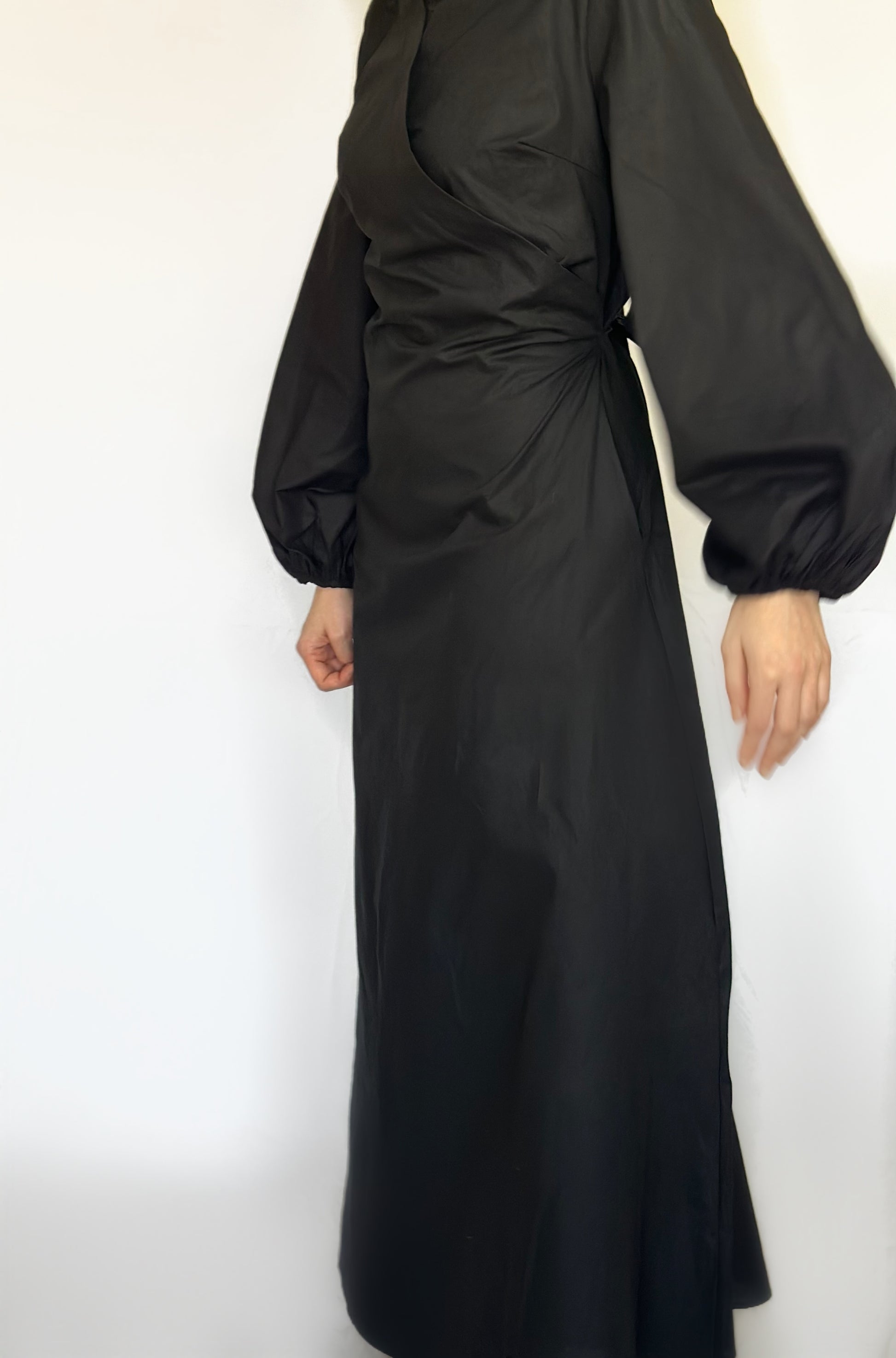 Zwarte katoenen maxi jurk van ByLiya, elegante, stijlvolle en modest jurk voor elke gelegenheid.