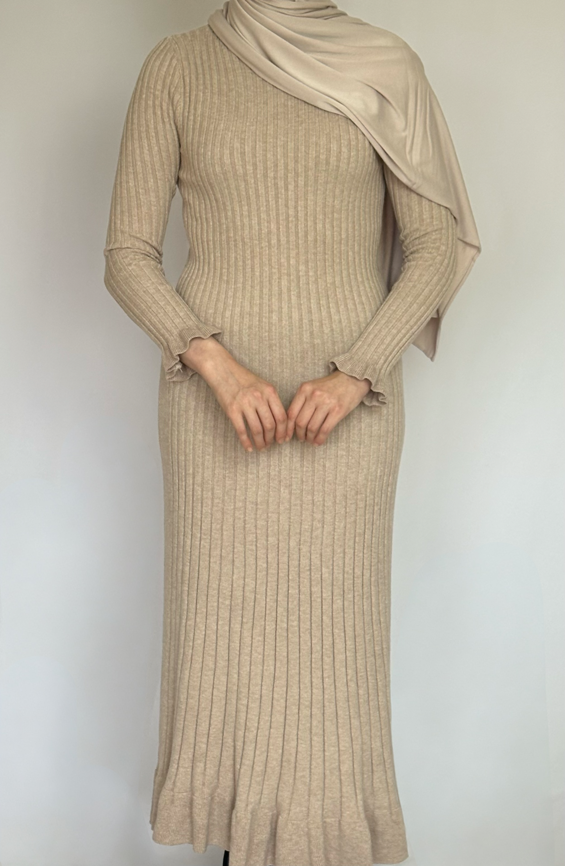 Nauwsluitende taupe maxi jurk van ByLiya, lange mouwen voor een tijdloze en chique uitstraling.