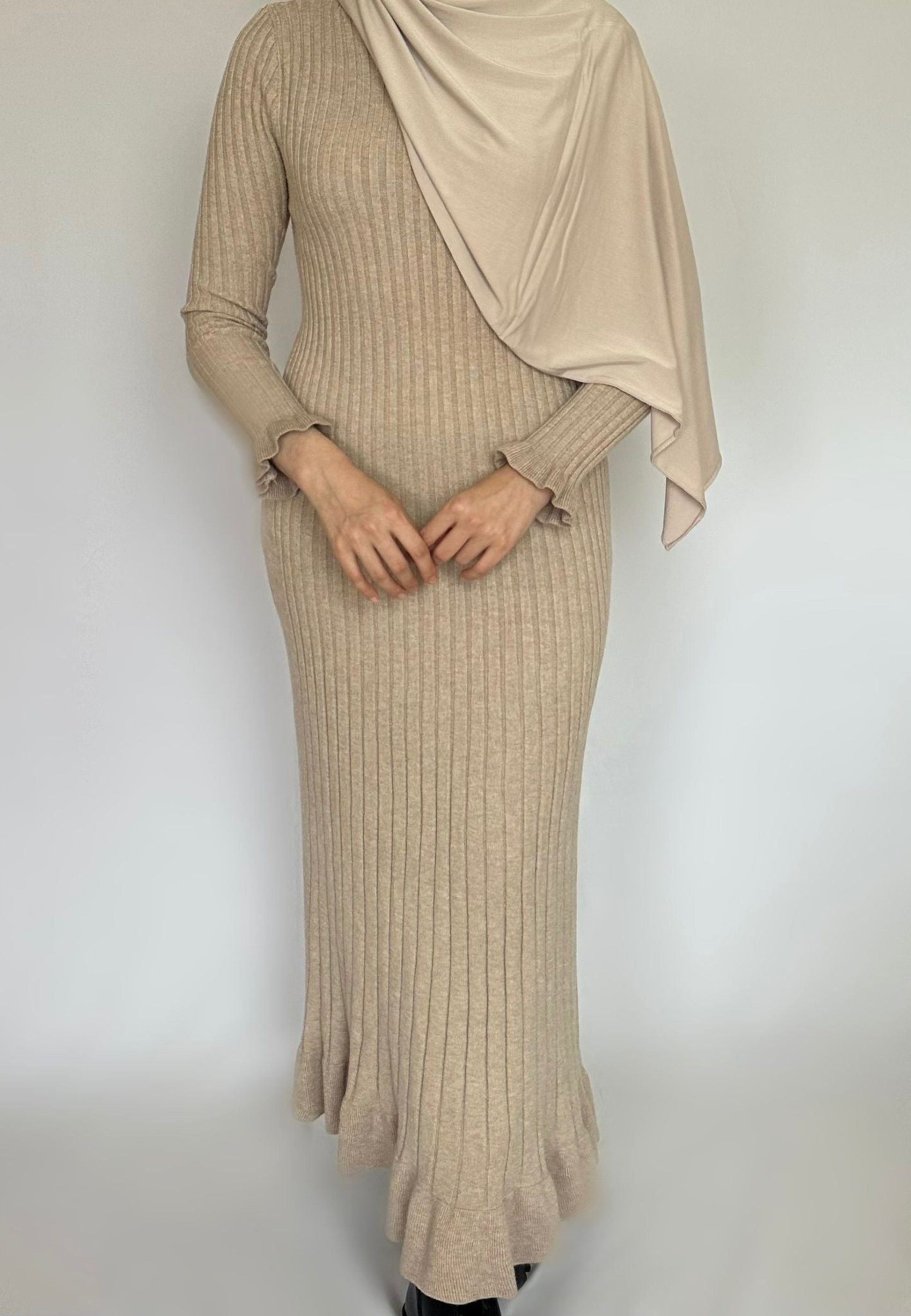 Nauwsluitende taupe maxi jurk van ByLiya, lange mouwen voor een tijdloze en chique uitstraling.