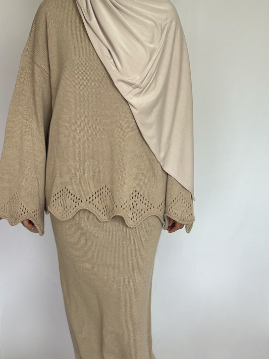 Naila 2-delige set van ByLiya, bestaande uit een taupe maxi jurk met een bijpassende trui voor een stijlvolle en modest look.