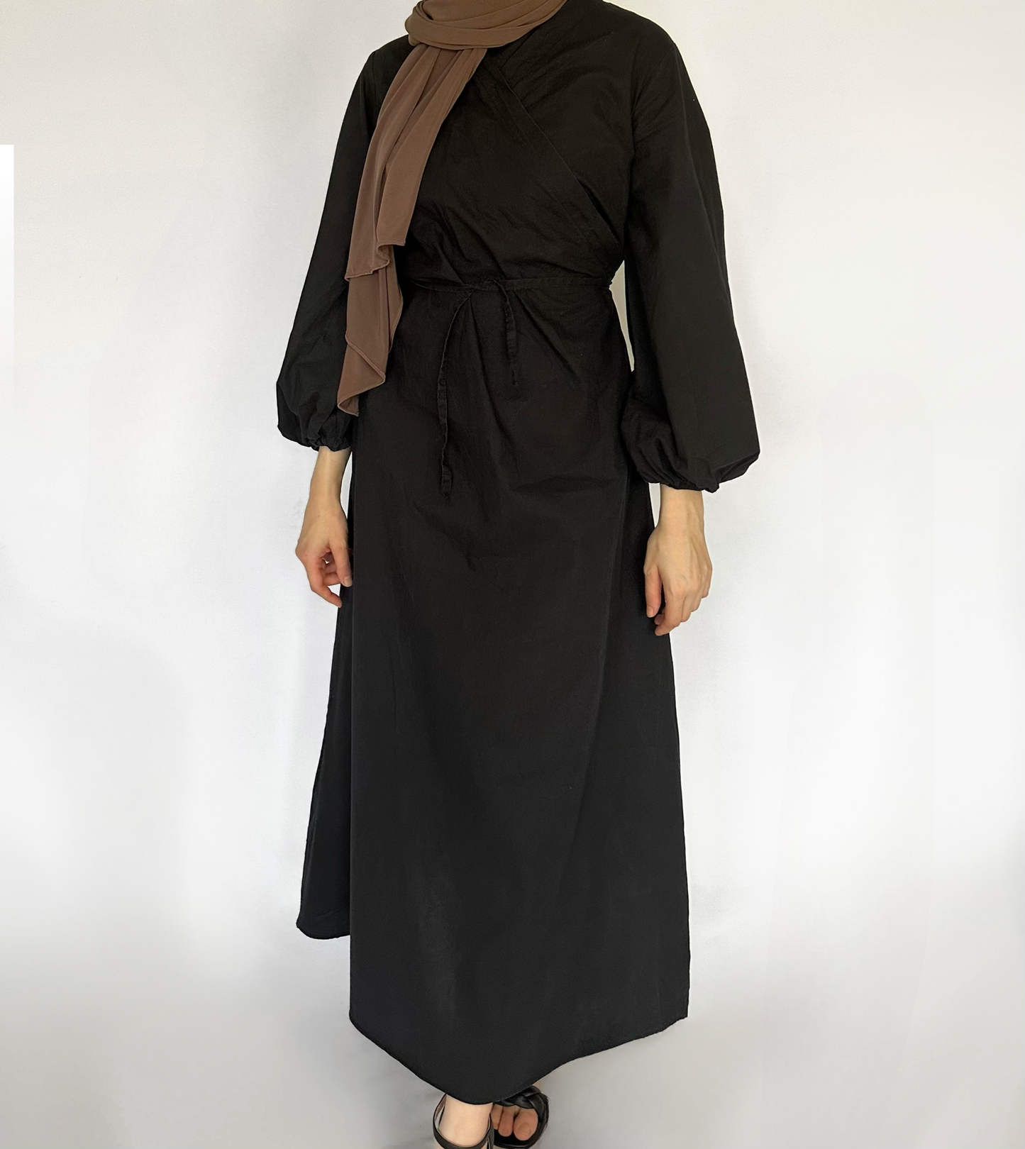 Zwarte katoenen maxi jurk van ByLiya, elegante, stijlvolle en modest jurk voor elke gelegenheid.