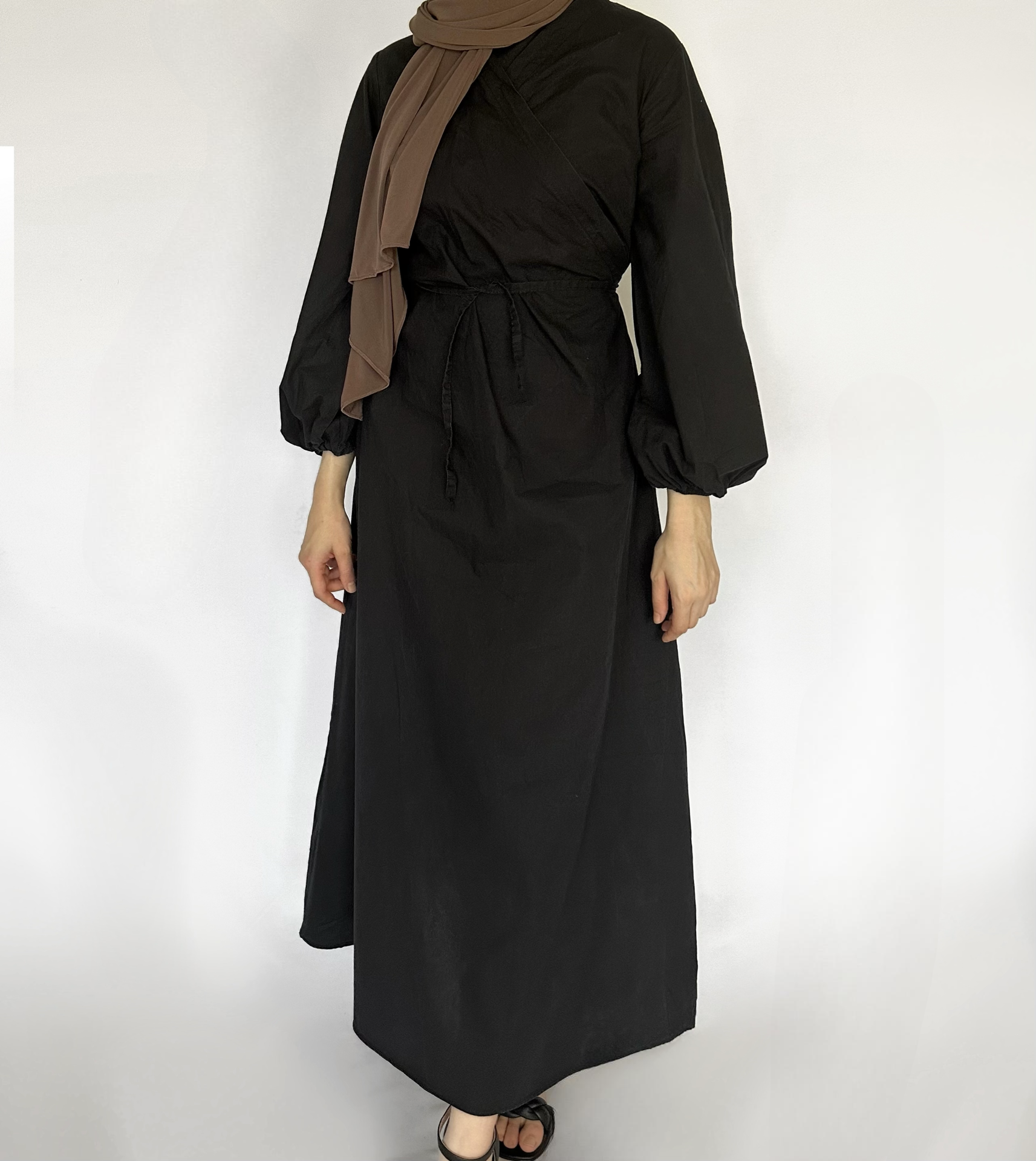 Zwarte katoenen maxi jurk van ByLiya, elegante, stijlvolle en modest jurk voor elke gelegenheid.