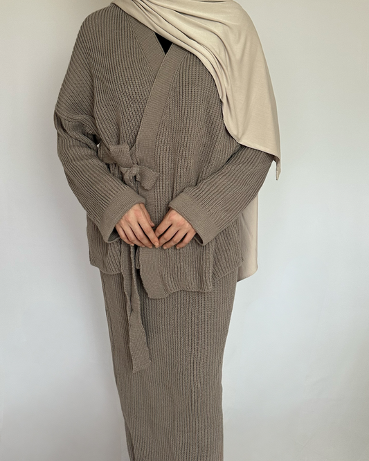 2-delige taupe set van ByLiya, bestaande uit een wikkeltrui en bijpassende maxi rok, beide van wol voor een warme en stijlvolle look.