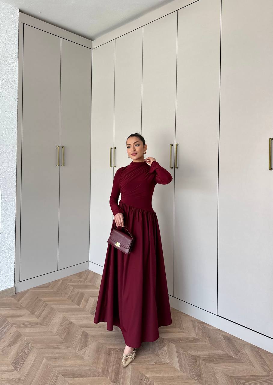 Model draagt de Hafsa Maxi Jurk in bordeaux – vooraanzicht – modest fashion van byliya.nl