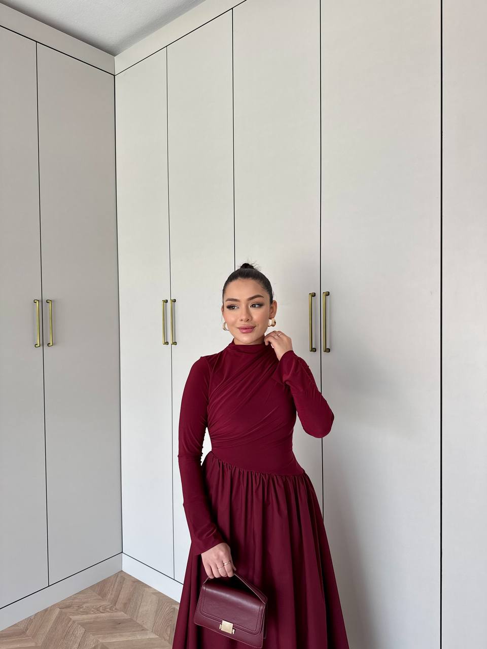Model draagt de Hafsa Maxi Jurk in bordeaux – vooraanzicht – modest fashion van byliya.nl