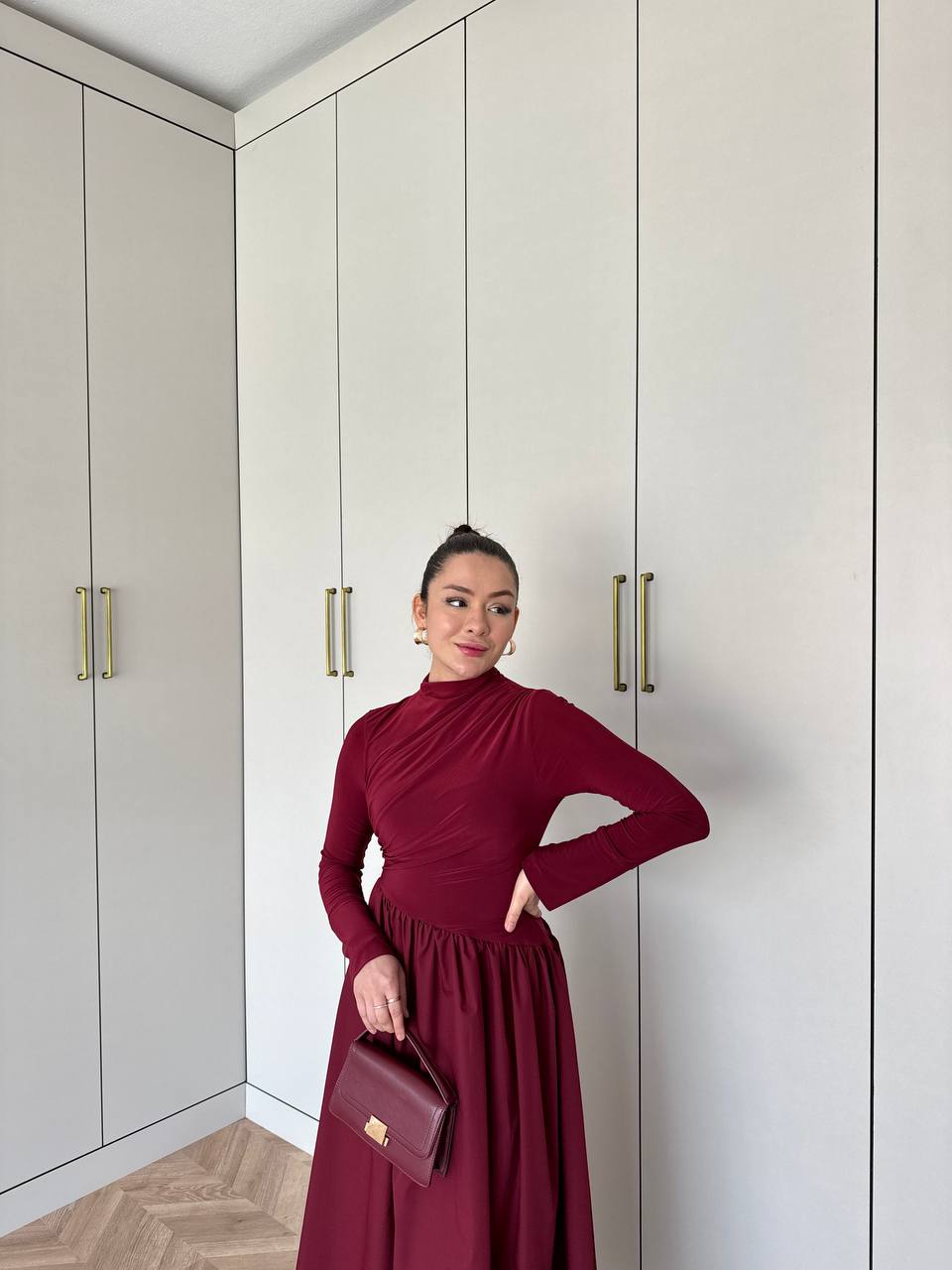 Model draagt de Hafsa Maxi Jurk in bordeaux – vooraanzicht – modest fashion van byliya.nl