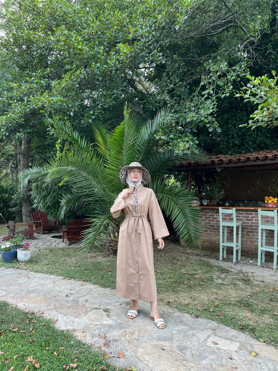 Camel katoenen maxi t-shirt jurk met ceintuur van ByLiya, comfortabele en stijlvolle jurk, volledig van katoen.