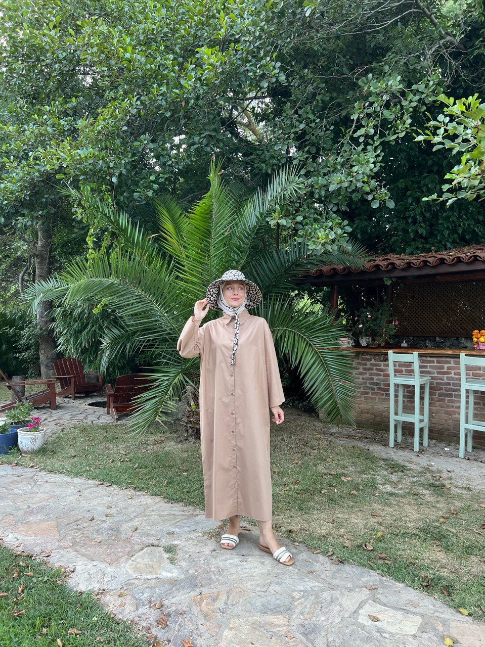 Camel katoenen maxi t-shirt jurk met ceintuur van ByLiya, comfortabele en stijlvolle jurk, volledig van katoen.