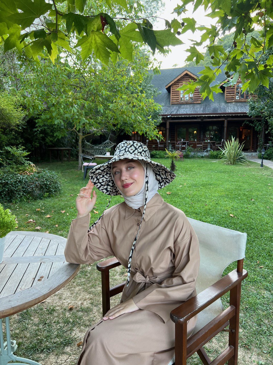 Camel katoenen maxi t-shirt jurk met ceintuur van ByLiya, comfortabele en stijlvolle jurk, volledig van katoen.