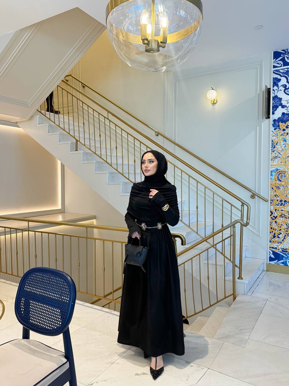 Elegante maxi-jurk met drape details aan de voorzijde, lange mouwen en een flatterende pasvorm – ideaal voor een stijlvolle, bescheiden look