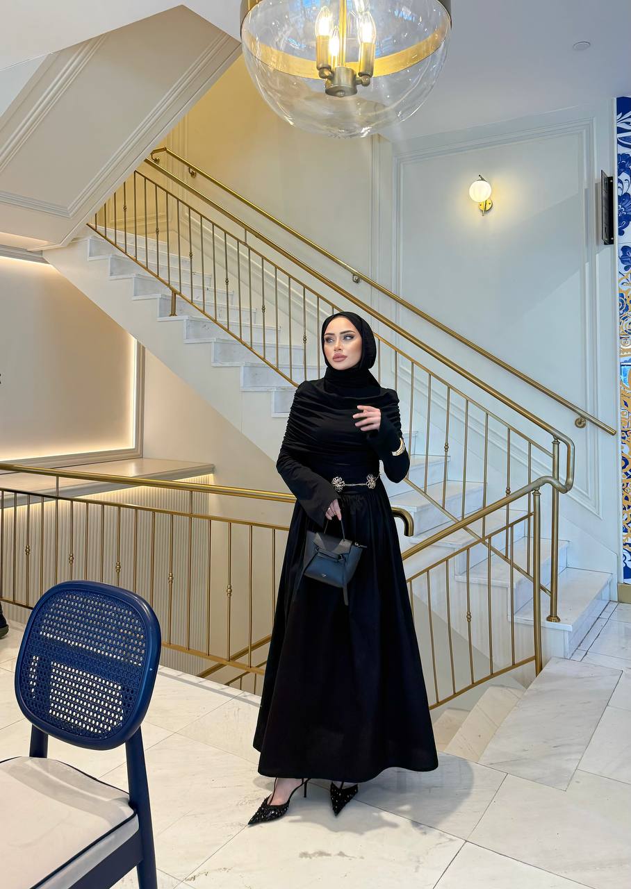 Elegante maxi-jurk met drape details aan de voorzijde, lange mouwen en een flatterende pasvorm – ideaal voor een stijlvolle, bescheiden look