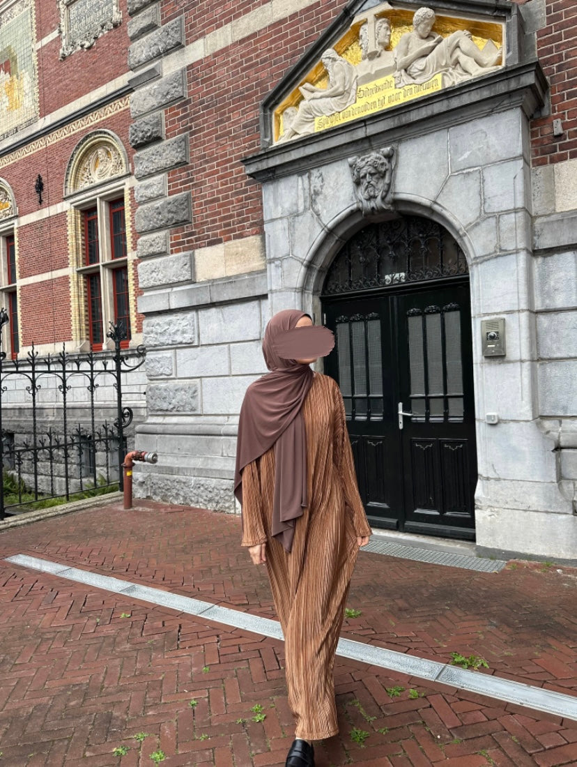 Maxi plissé jurk met lange uitlopende mouwen en ceintuur van ByLiya, elegante en luchtige jurk voor een verfijnde uitstraling.