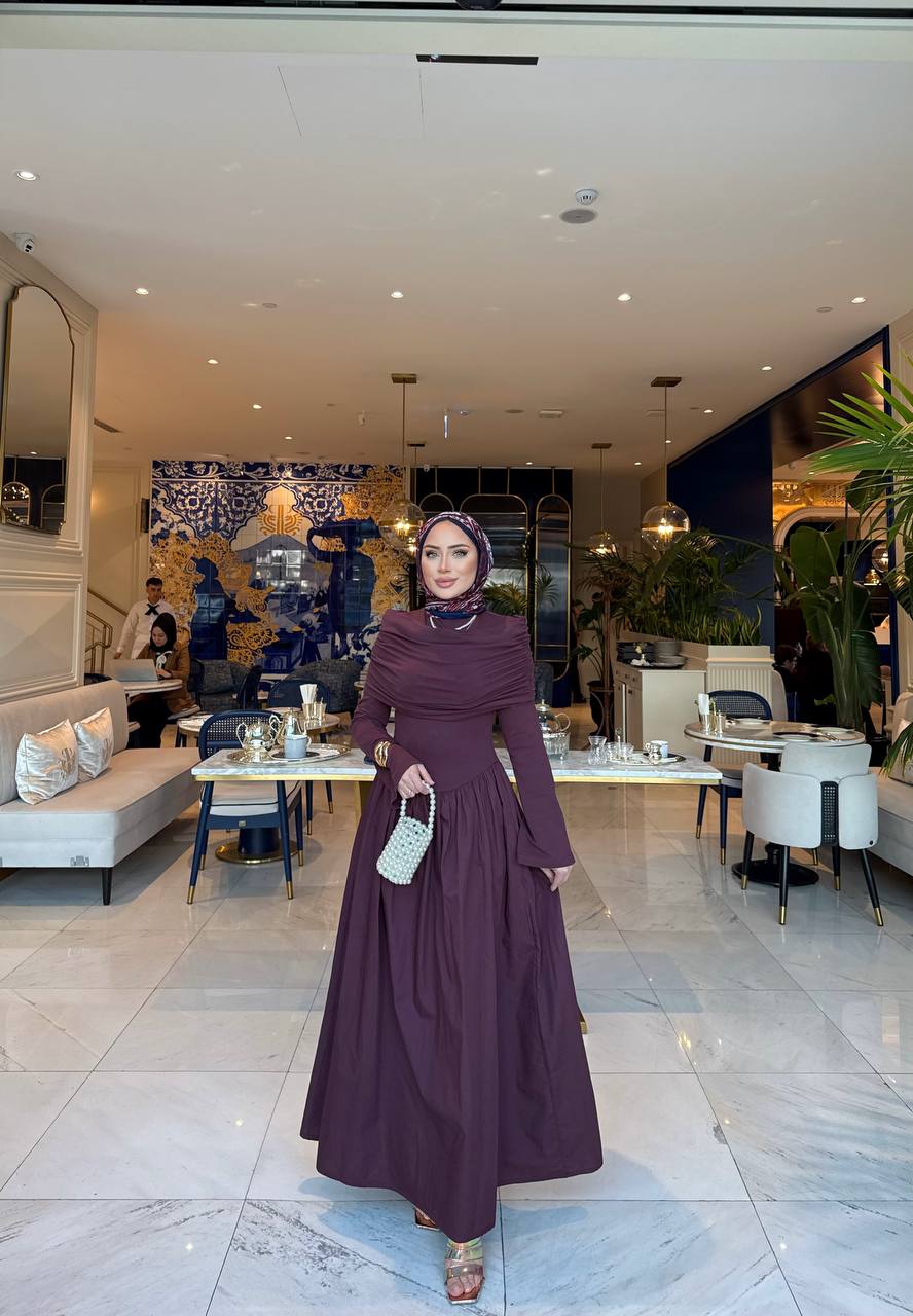 Elegante bordeaux maxi-jurk met drape details aan de voorzijde, lange mouwen en een flatterende pasvorm – ideaal voor een stijlvolle, bescheiden look