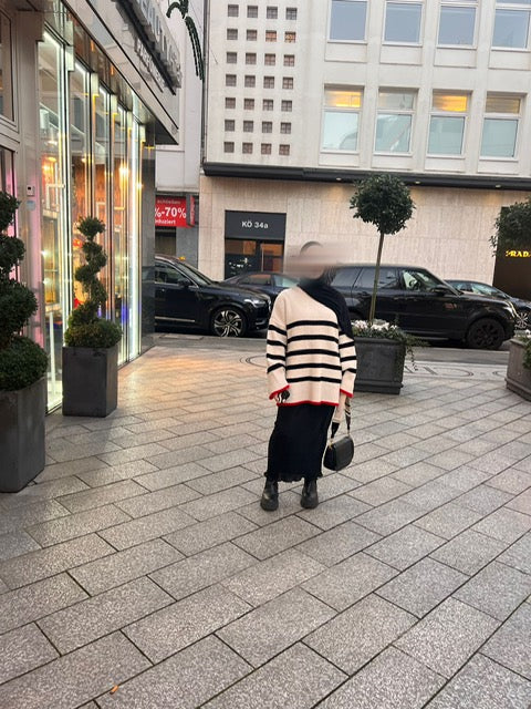 Model draagt de oversized wollen trui van ByLiya, stijlvol gecombineerd voor een casual en modest look.