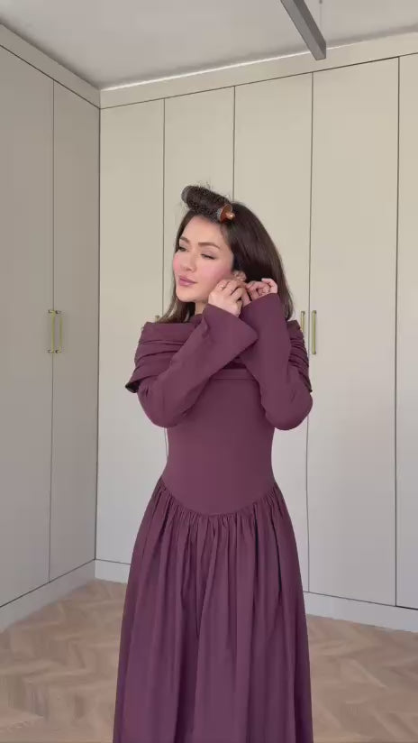 Elegante maxi-jurk met drape details aan de voorzijde, lange mouwen en een flatterende pasvorm – ideaal voor een stijlvolle, bescheiden look