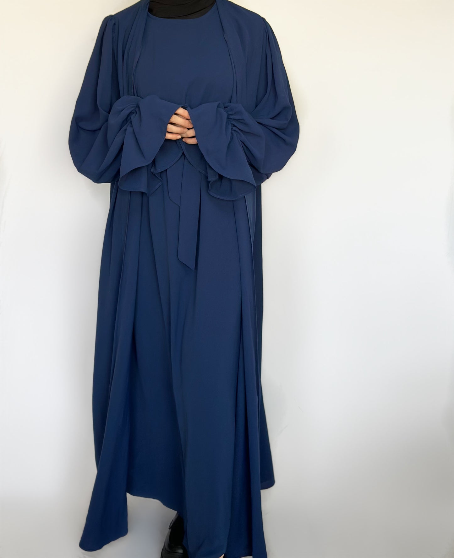 Mia 2-delige blauwe abaya van ByLiya, inclusief onderjurk, kimono en ceintuur, met pofmouwen en polsdetails, in een ruime, modieuze pasvorm.