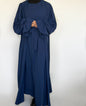 Mia 2-delige blauwe abaya van ByLiya, inclusief onderjurk, kimono en ceintuur, met pofmouwen en polsdetails, in een ruime, modieuze pasvorm.