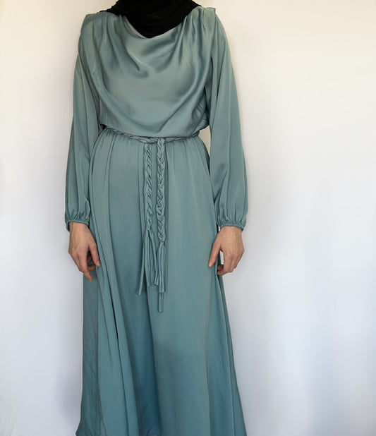 Liyana mint blauw maxi jurk van ByLiya, elegante en modest jurk met een flatterende pasvorm en subtiele details, perfect voor elke gelegenheid.