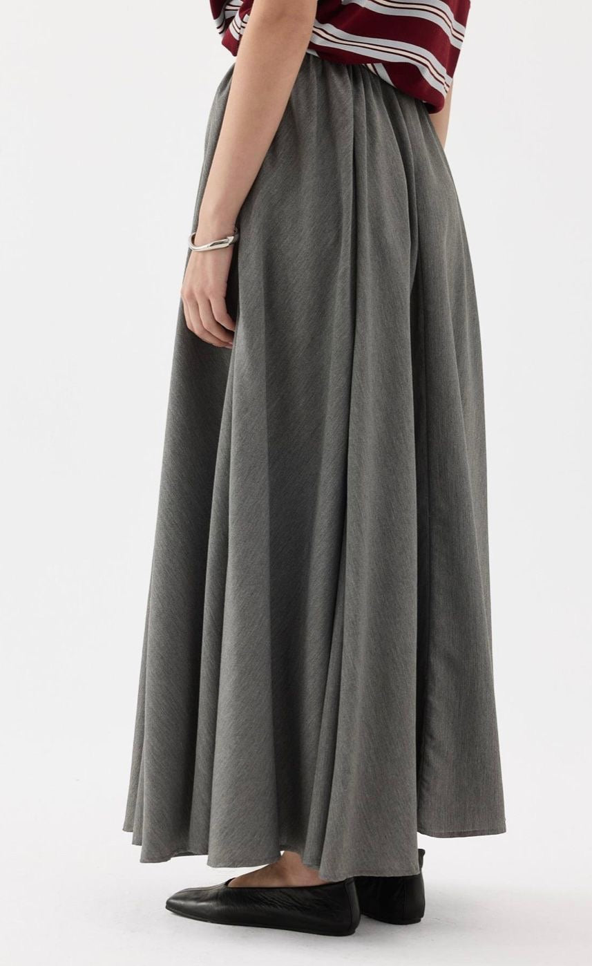 Aqsa Maxi-Rok grijs, detail tailleband en val-lijn, tijdloze essential voor de modest wardrobe”