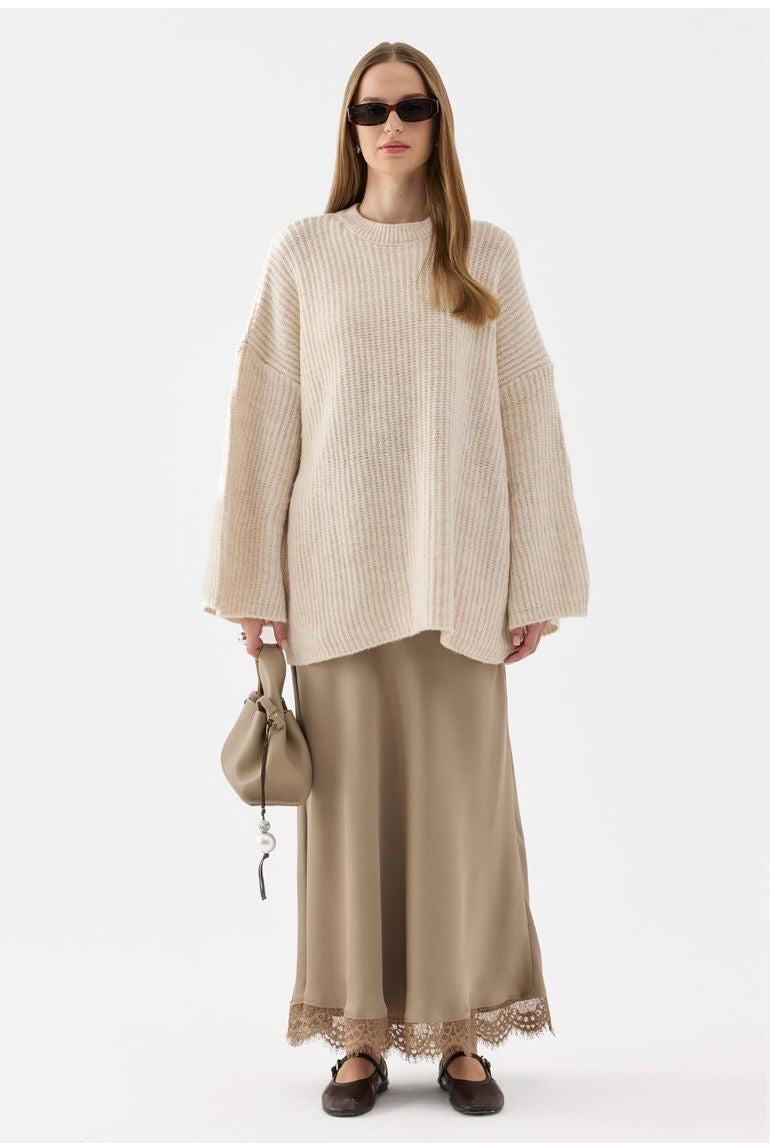 Ruya satijnen maxi-rok taupe, detail kantonderkant, luxe uitstraling.