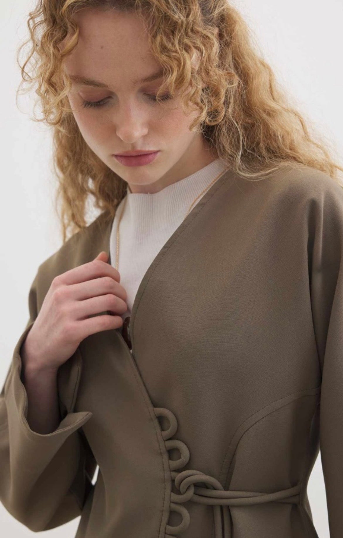 Ayla kimono blazer voor dames in getailleerd overslagmodel met subtiele striksluiting en soepelvallende stof, stijlvolle modest fashion blazer.