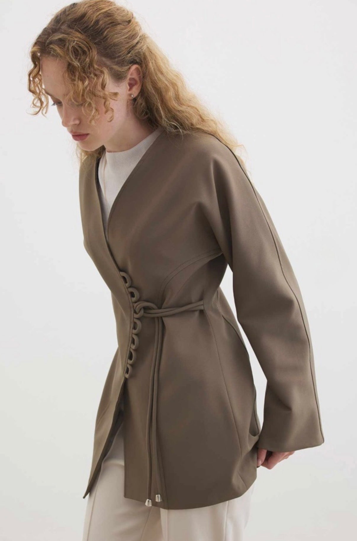 Ayla kimono blazer voor dames in getailleerd overslagmodel met subtiele striksluiting en soepelvallende stof, stijlvolle modest fashion blazer.