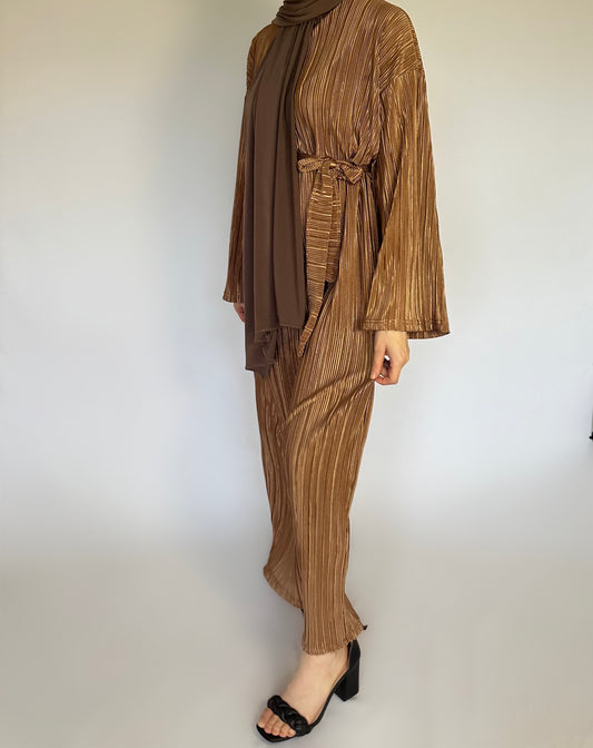 Maxi plissé jurk met lange uitlopende mouwen en ceintuur van ByLiya, elegante en luchtige jurk voor een verfijnde uitstraling.