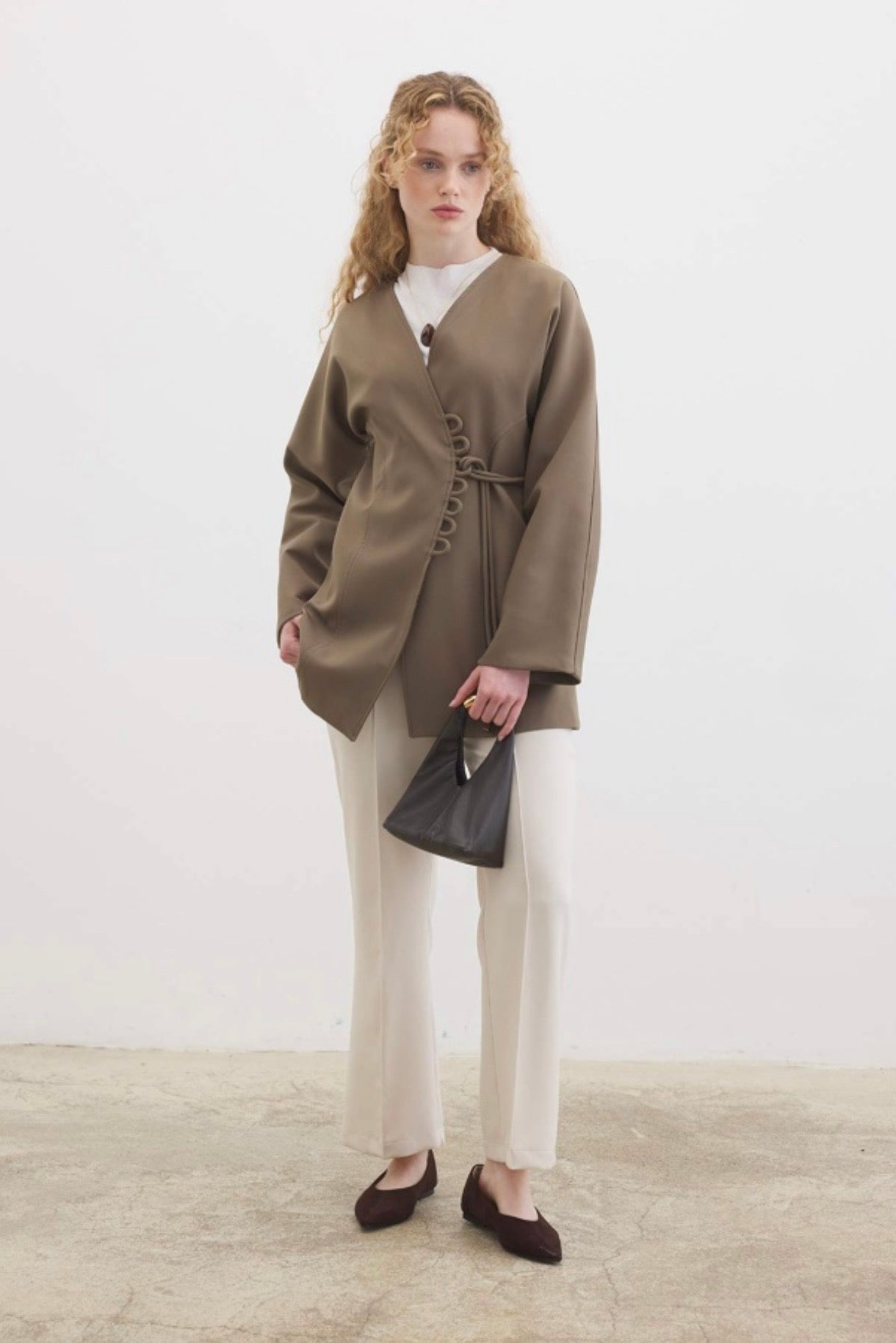 Ayla kimono blazer voor dames in getailleerd overslagmodel met subtiele striksluiting en soepelvallende stof, stijlvolle modest fashion blazer.