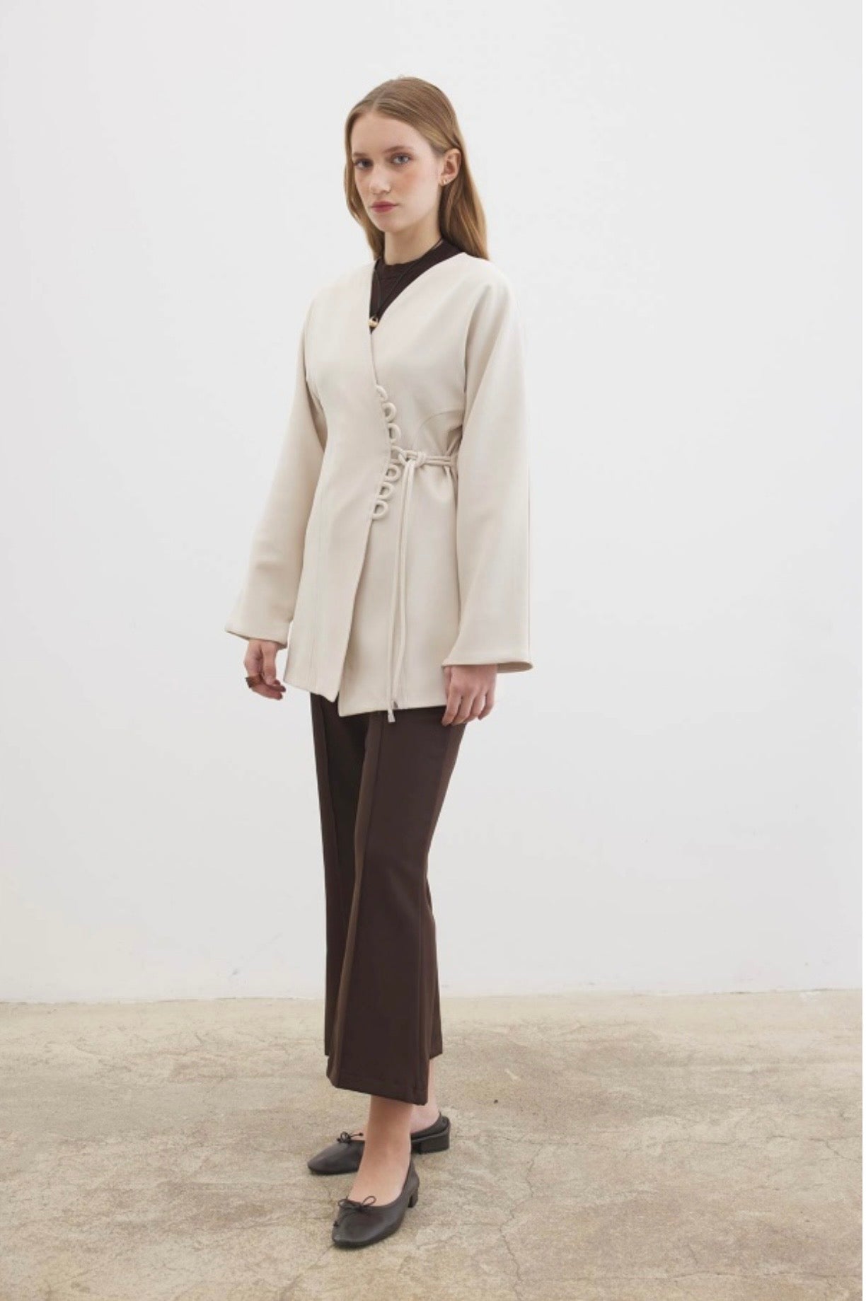 Ayla kimono blazer voor dames in getailleerd overslagmodel met subtiele striksluiting en soepelvallende stof, stijlvolle modest fashion blazer.