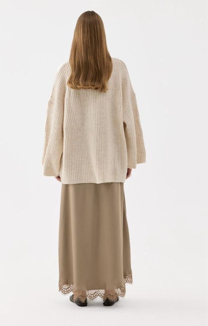 Ruya satijnen maxi-rok taupe, achteraanzicht, detail kantonderkant, luxe uitstraling.