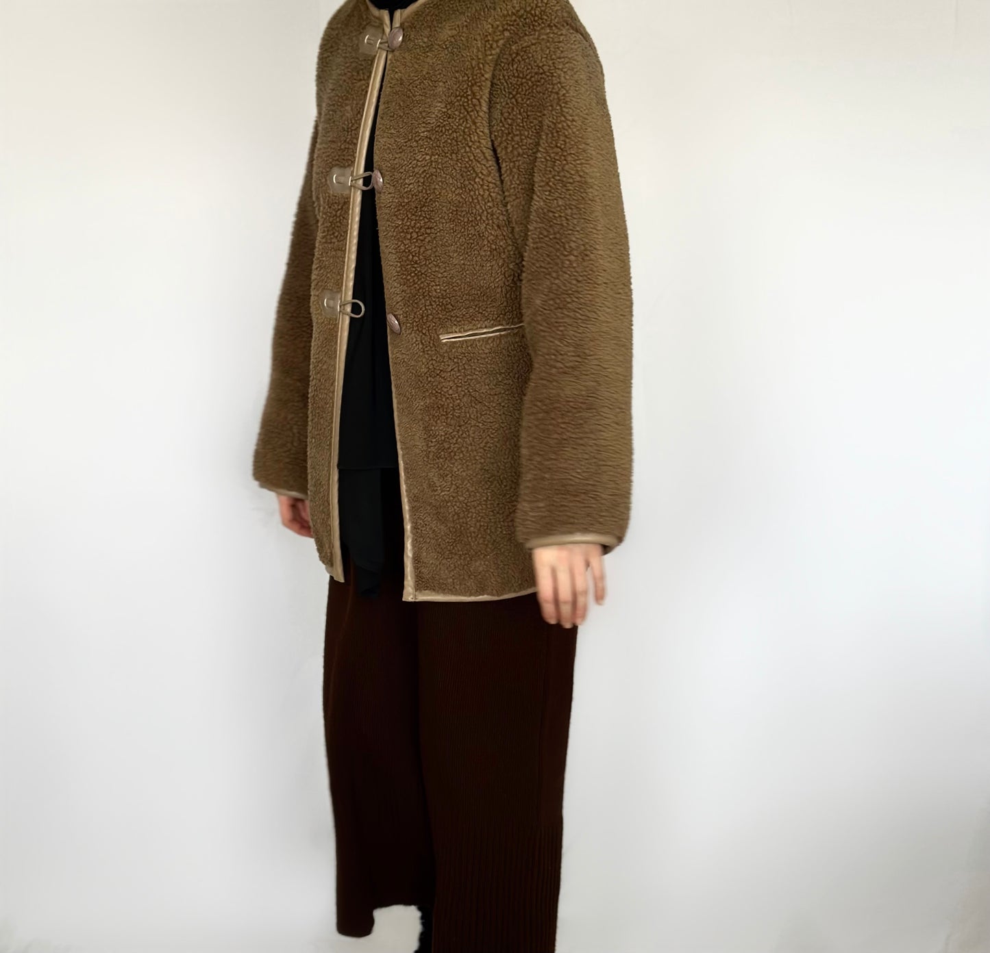 Teddy duffel coat van ByLiya, warme en stijlvolle jas met knopen en een klassiek ontwerp, perfect voor de herfst en winter.