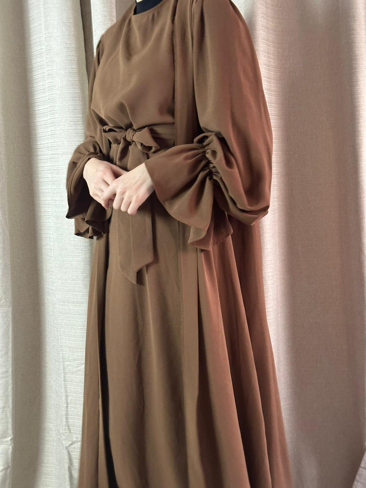 Mia 2-delige abaya van ByLiya, inclusief onderjurk, kimono en ceintuur, met pofmouwen en polsdetails, in een ruime, modieuze pasvorm.