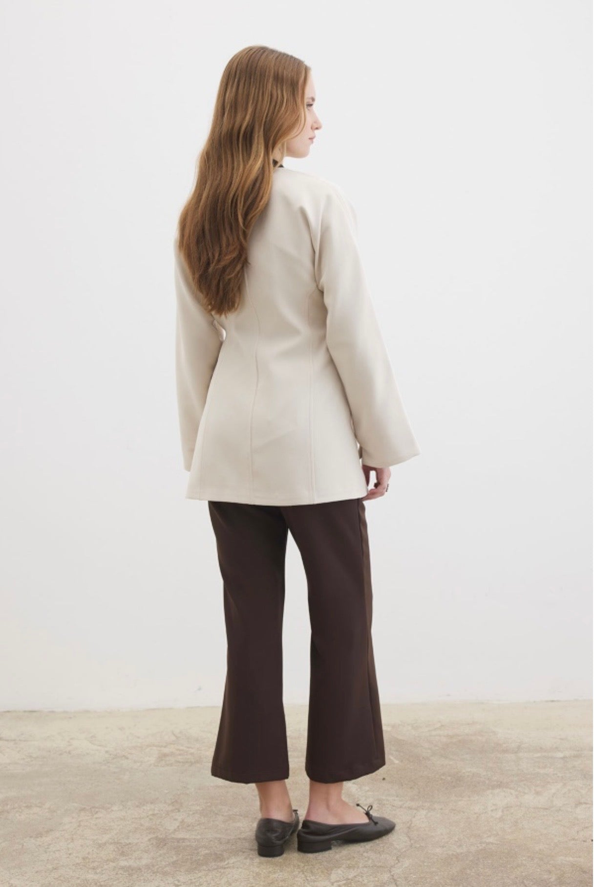 Ayla kimono blazer voor dames in getailleerd overslagmodel met subtiele striksluiting en soepelvallende stof, stijlvolle modest fashion blazer.